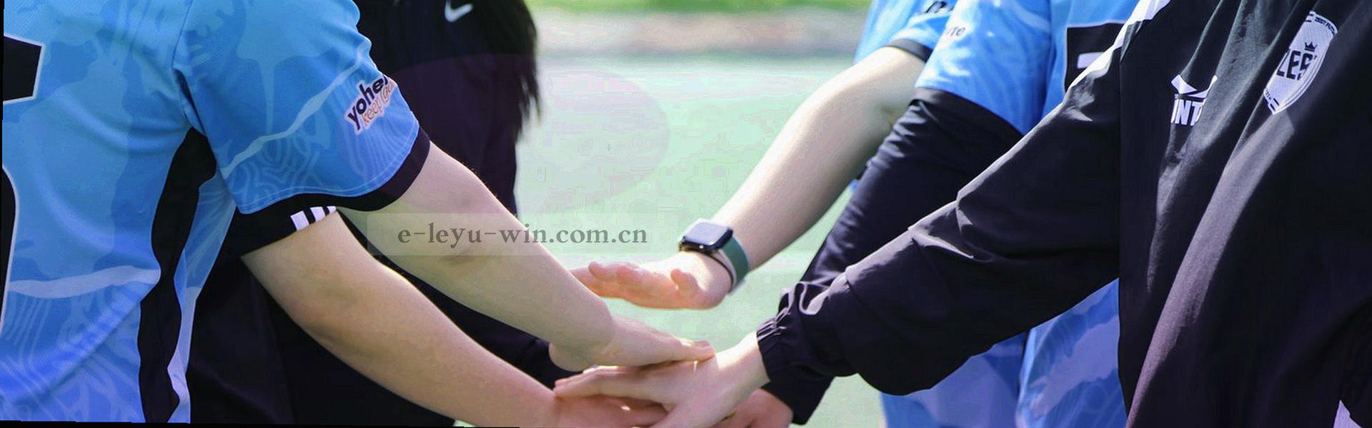 深蓝色数据流与锁形图案的抽象合成